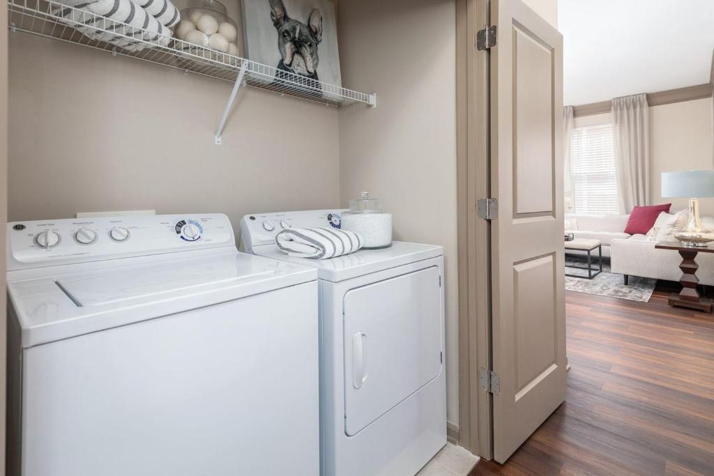 uma máquina de lavar e secar roupa branca numa sala de estar em Comfy Casa Entertainment em Charlotte