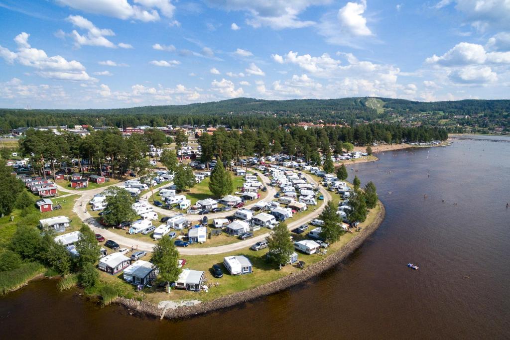 una vista aérea de un aparcamiento junto a un río en First Camp Siljansbadet - Rättvik en Rättvik