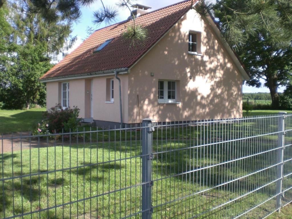 Frisch modernisiertes Ferienhaus zwischen der Hansestadt Stralsund und der Stadt Barth - Housity