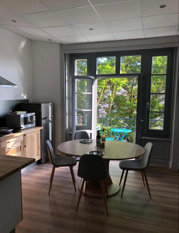 Kuchyňa alebo kuchynka v ubytovaní Résidence Harmonie Appartement N 3 Meublé Avec Petit Déjeuner
