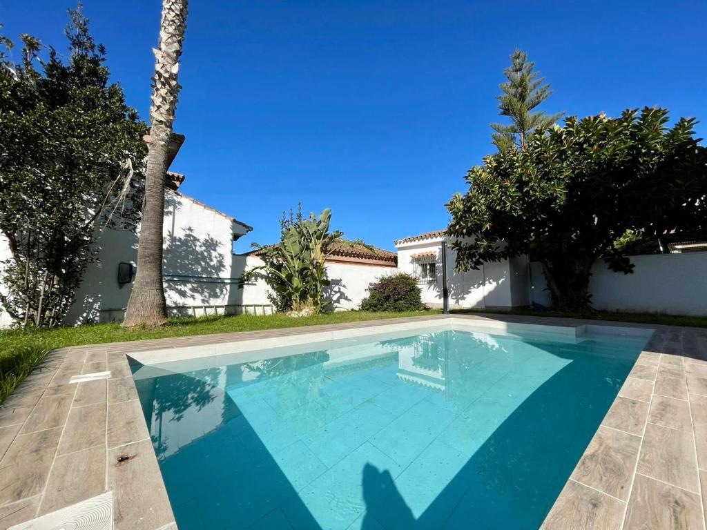 een zwembad voor een villa bij Chalet Edén Azul in Chiclana de la Frontera