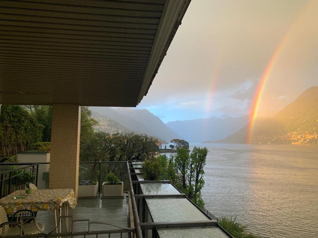 un arco iris sobre el agua desde una casa en Lakeviewcabin - King Room With Balcony en Como