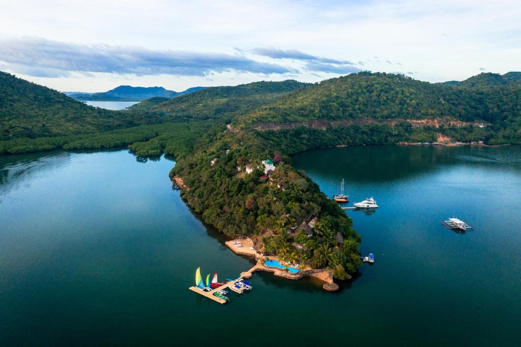 una isla en medio de un gran cuerpo de agua en Marina del Sol Resort & Yacht Club, en Busuanga