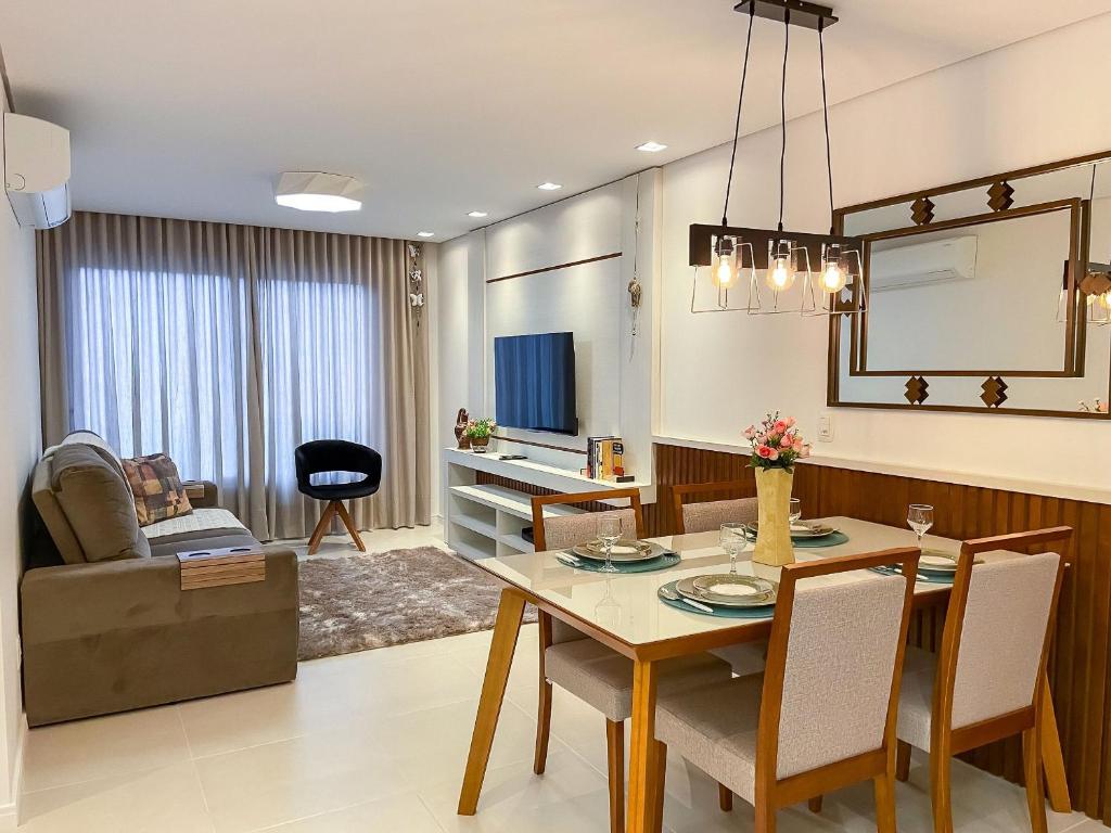 comedor y sala de estar con mesa y sillas en LOCAR-IN GRAMADO - Apartamento Residencial Haus, en Gramado