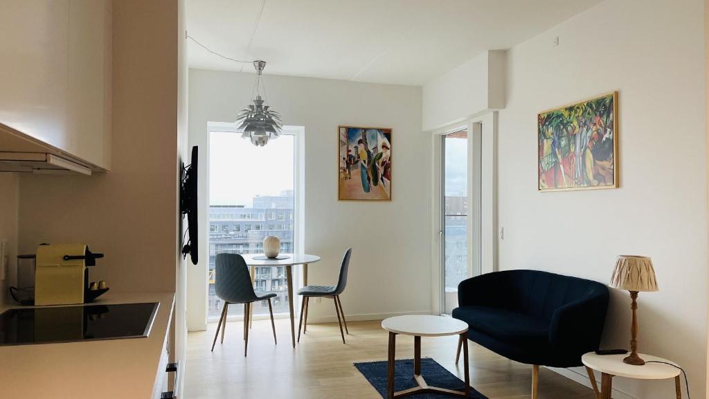 uma sala de estar com mesa e cadeiras em ApartmentInCopenhagen Apartment 1527 em Copenhague