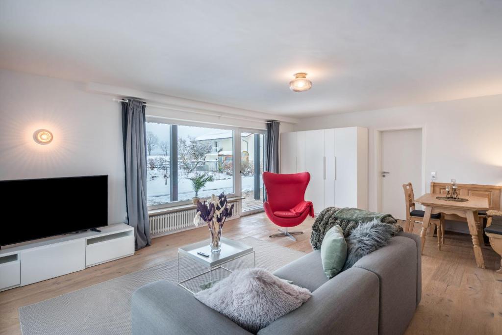 a living room with a couch and a tv at In Bayern in Warngau