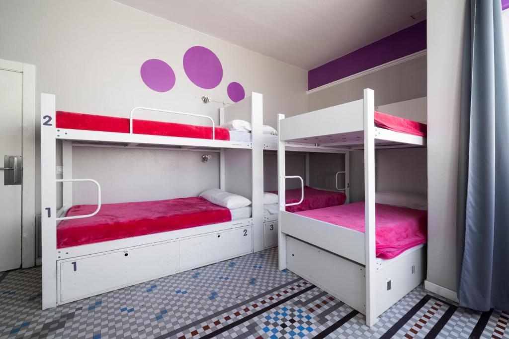 Postel nebo postele na pokoji v ubytování Purple Nest Hostel