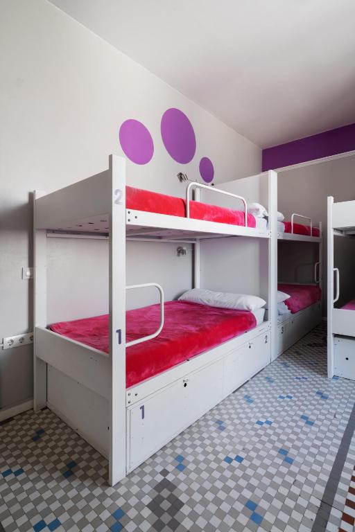 Postel nebo postele na pokoji v ubytování Purple Nest Hostel