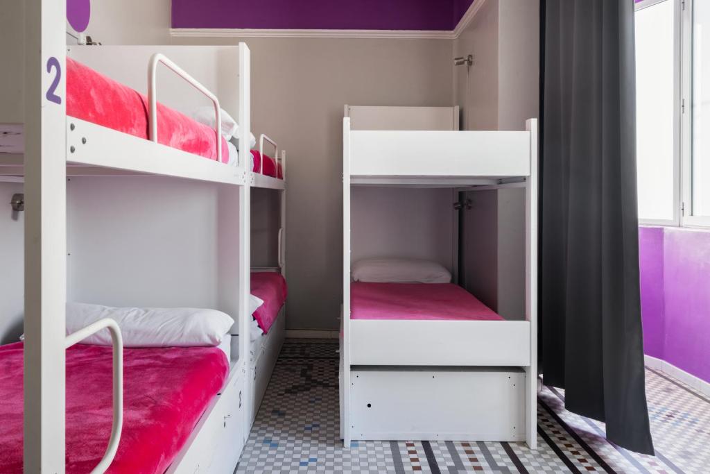 Postel nebo postele na pokoji v ubytování Purple Nest Hostel