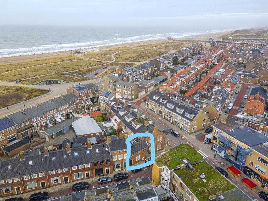 una vista aérea de una ciudad junto a la playa en Kusthuiskatwijk en Katwijk aan Zee