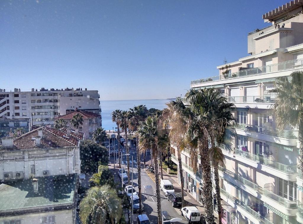 - une vue sur une ville avec des palmiers et des bâtiments dans l'établissement Résidence Graziella Appartement 522, à Juan-les-Pins