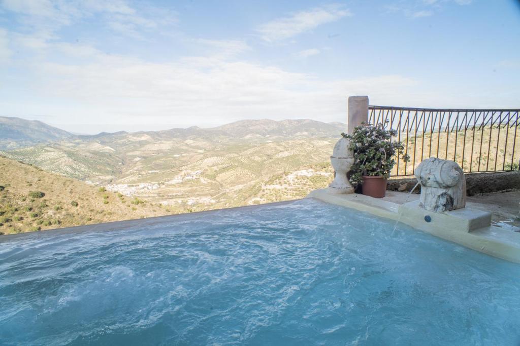 una piscina con vistas a las montañas en 4 bedrooms villa with private pool furnished garden and wifi at Algarinejo, en Algarinejo