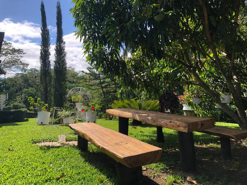 Fotografie z fotogalerie ubytování Rancho Jacob By Hospedify Preciosa Villa campestre con un amplio patio hermoso jardín cómodo gazebo y piscina v destinaci Jarabacoa