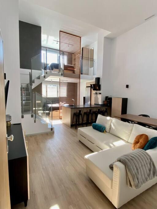 sala de estar con sofá blanco y mesa en WeRentVLC - Amazing Duplex Loft 2 bdrm en Valencia