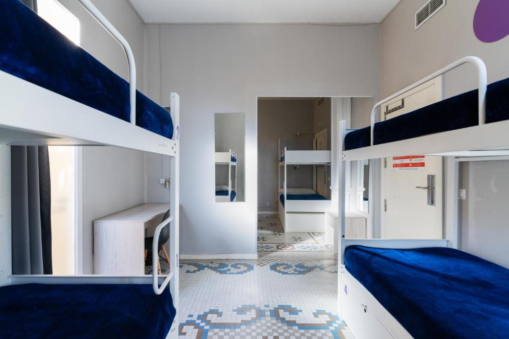 Postel nebo postele na pokoji v ubytování Purple Nest Hostel
