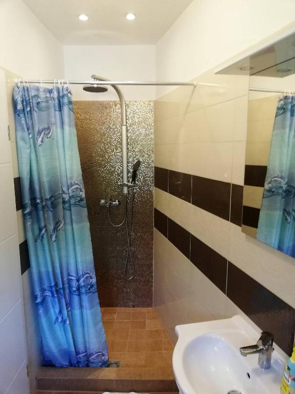 Et badeværelse på Dina Apartments