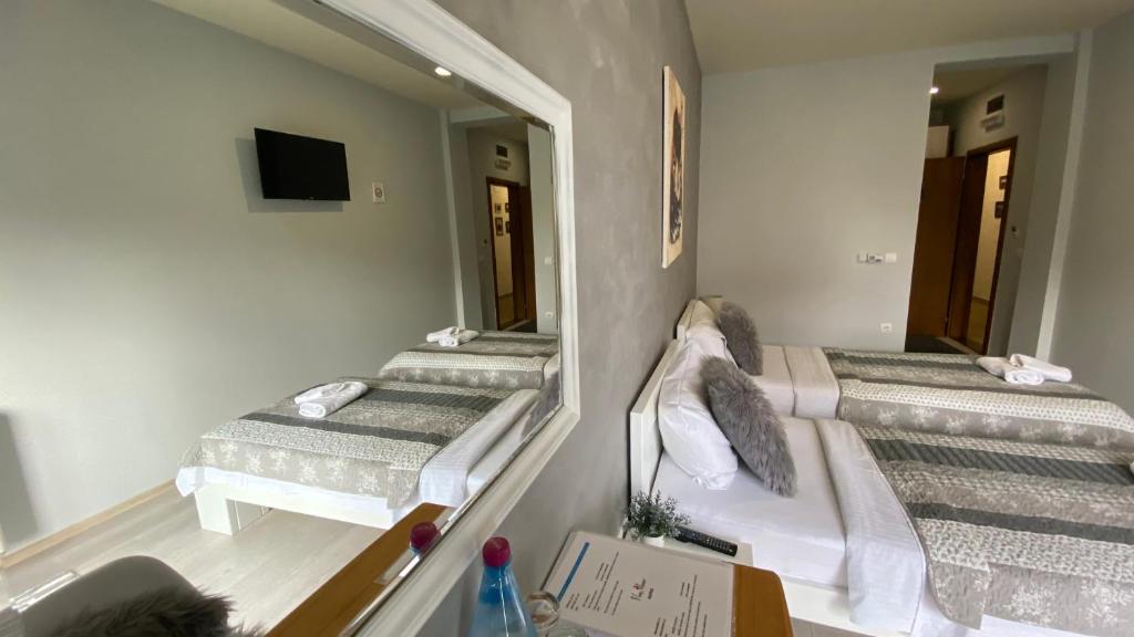 TV a/nebo společenská místnost v ubytování VonAmor Rooms