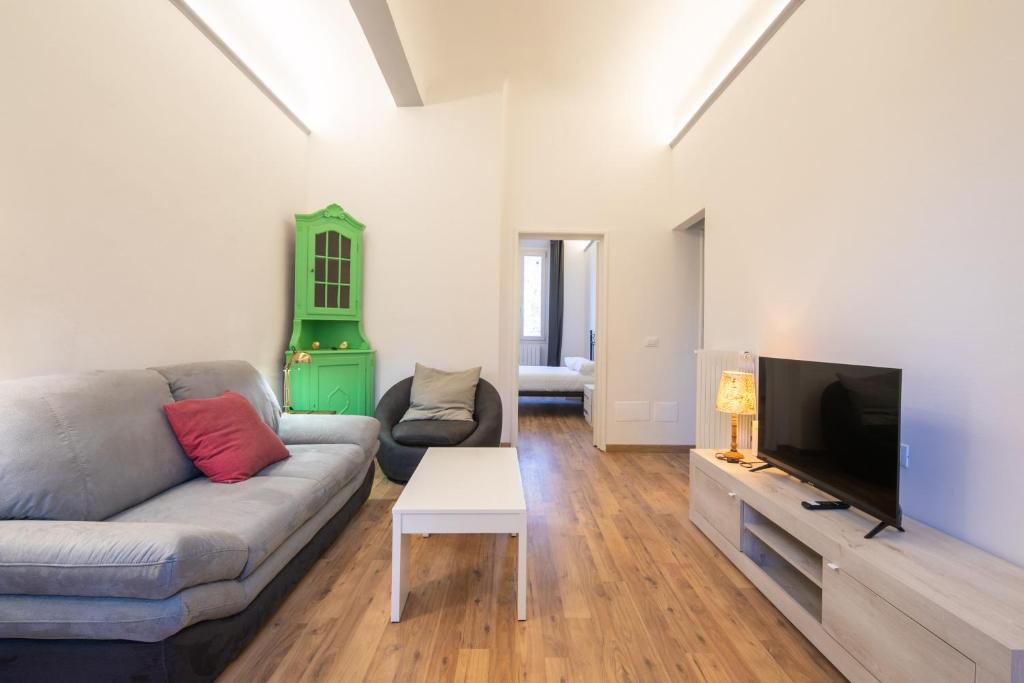 フィレンツェにあるPetrarca Apartmentのリビングルーム(ソファ、薄型テレビ付)