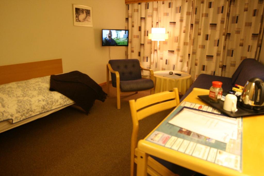 TV a/nebo společenská místnost v ubytování Overhalla Hotel