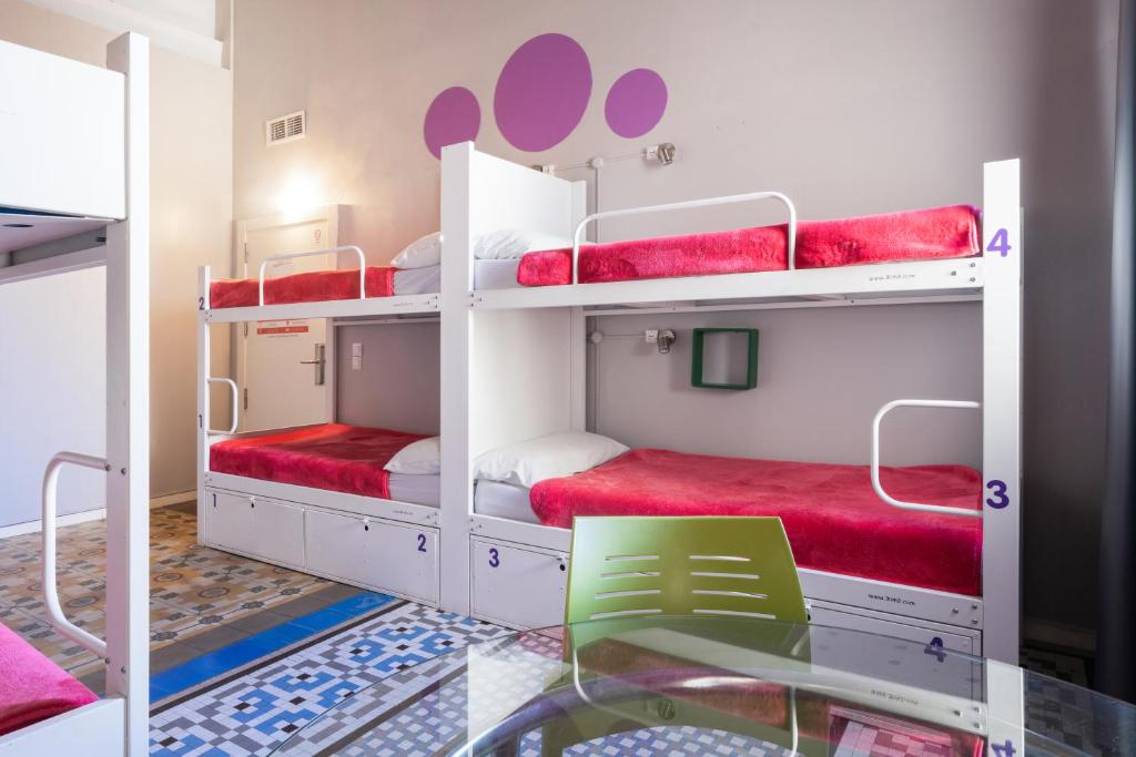 Postel nebo postele na pokoji v ubytování Purple Nest Hostel