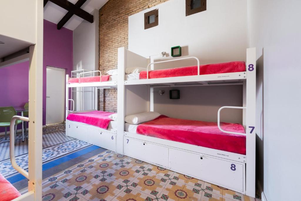 Postel nebo postele na pokoji v ubytování Purple Nest Hostel