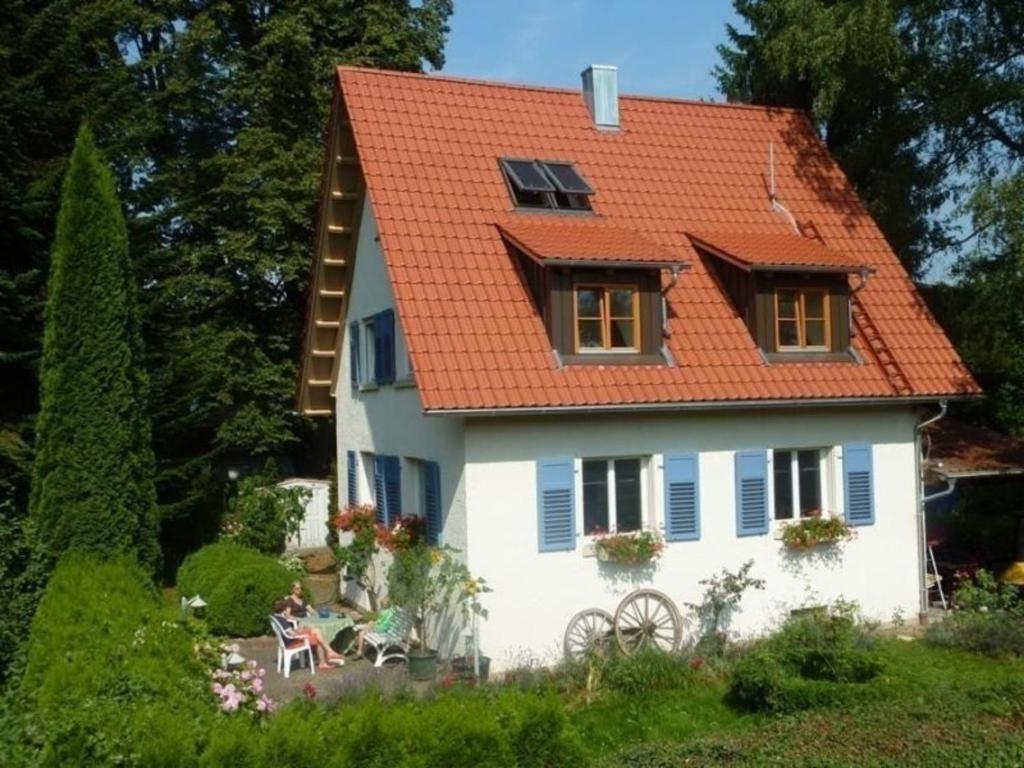 Gallery image of Ferienhaus mit Kachelofen und freier Nutzung von Fahrrädern und kleinem Boot, mit Garten in Aitrach