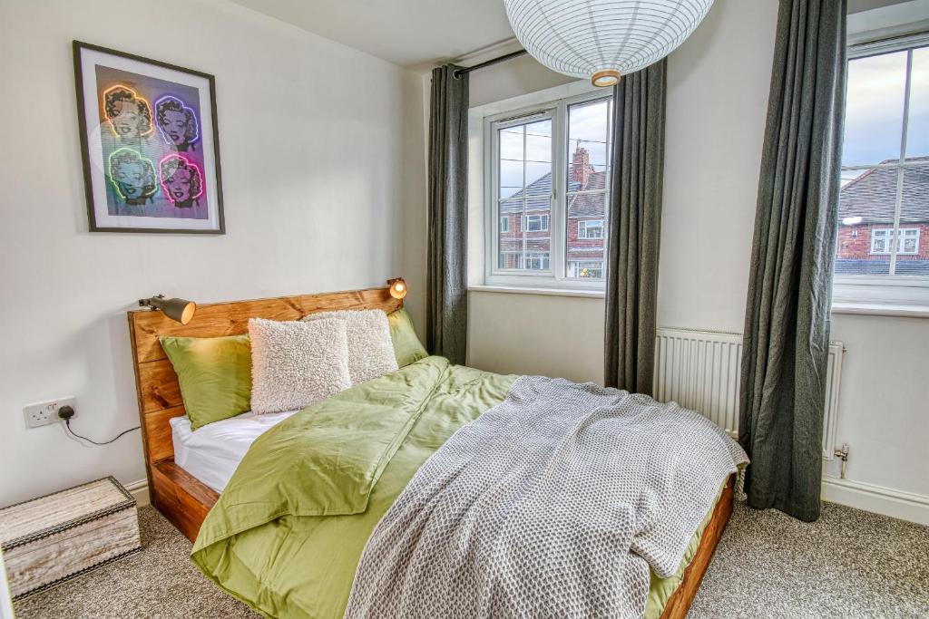 Gornalwood的住宿－GORNAL DUDLEY 2 Bed, EXEC Traveller & CONTRACTOR stays，一间卧室设有一张床和两个窗户。