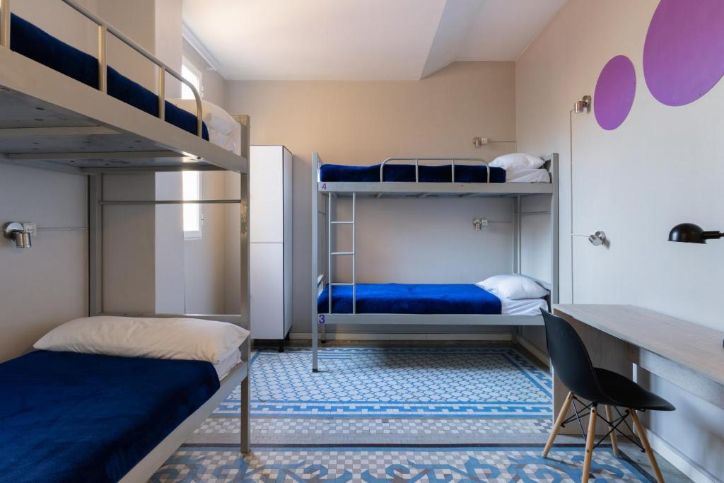 Postel nebo postele na pokoji v ubytování Purple Nest Hostel