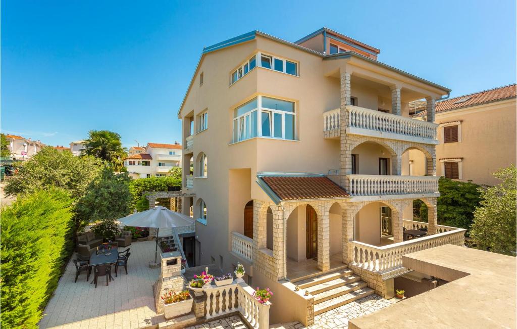 2 Bedroom Cozy Apartment In Malinska