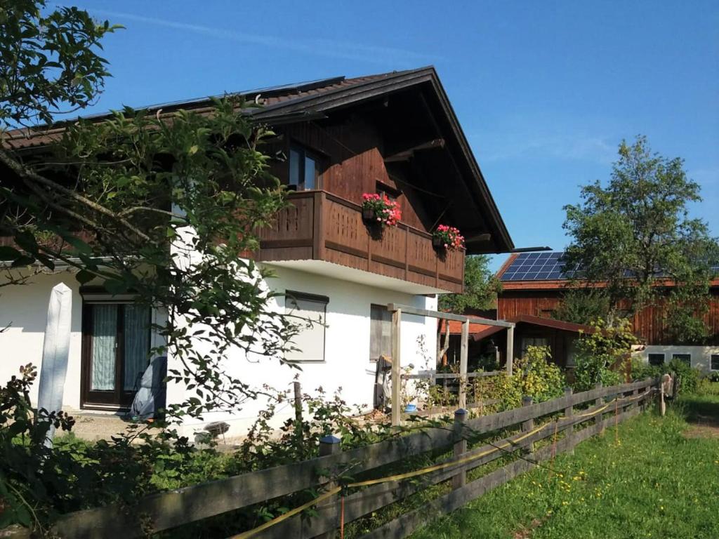 dom z balkonem i ogrodzeniem w obiekcie Ferienwohnung Schäffer w mieście Aschau im Chiemgau