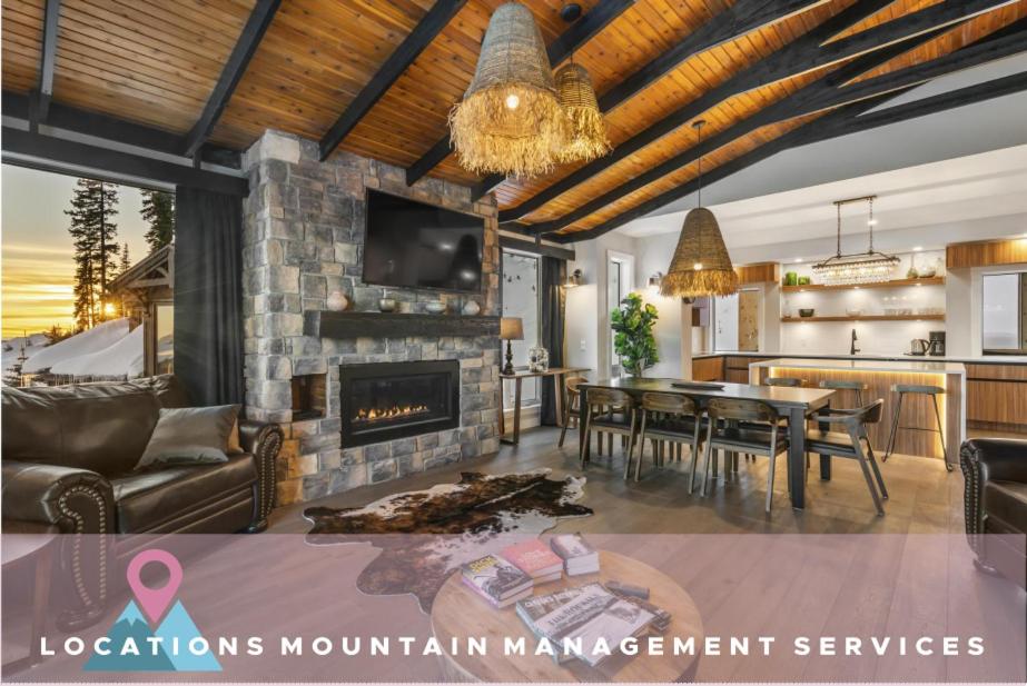 sala de estar con chimenea y comedor en Chalet Monashee - Brand New High-End Property with Amazing Views, en Big White
