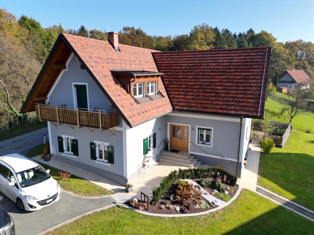 een huis met een auto ervoor geparkeerd bij Mühlbauerhof in Großklein