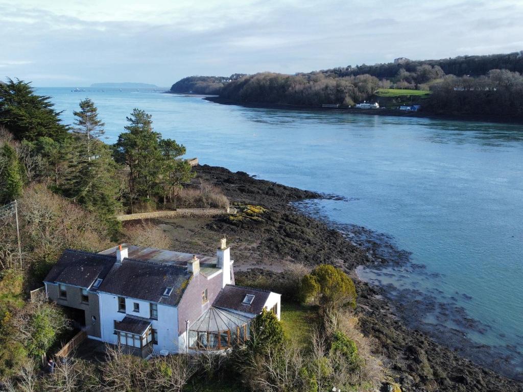 una vista aérea de una casa a orillas de un río en Ynys Faelog Cottage en Menai Bridge