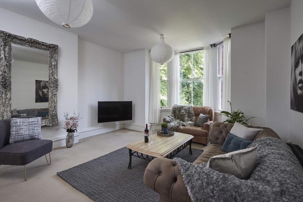 ein Wohnzimmer mit einem Sofa und einem Tisch in der Unterkunft DUDLEY 2-BED Luxury - Spacious - Parking in Dudley