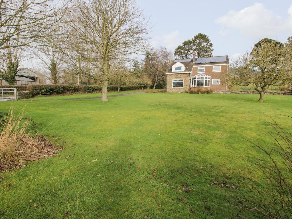 a large yard with a large house in the background at Bicton Lea in Acton