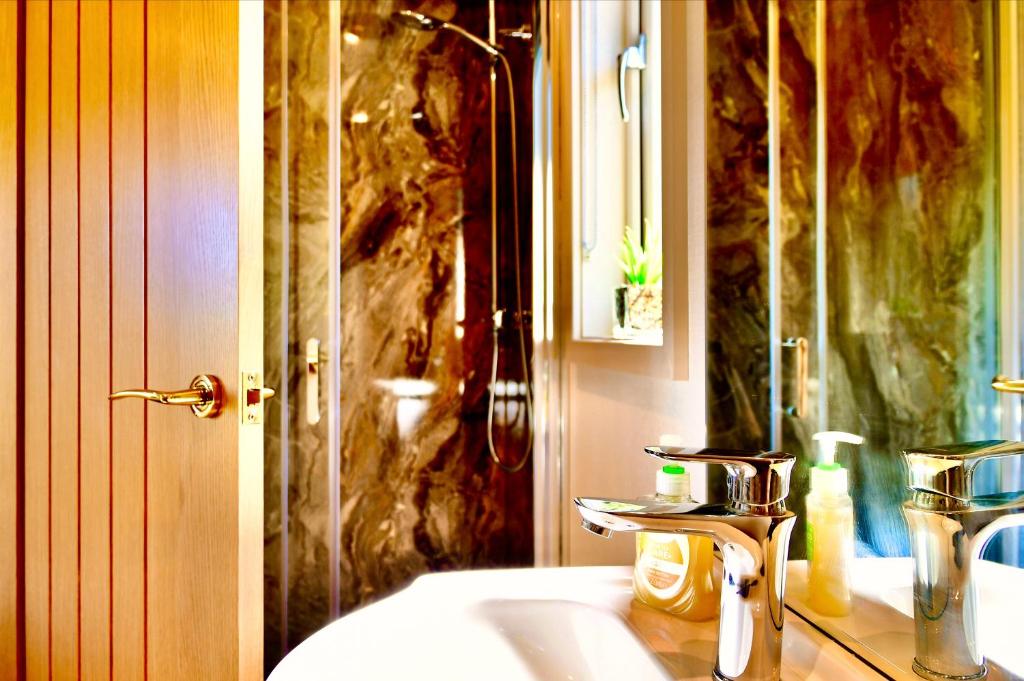 Koupelna v ubytování Arbennig Luxury Lodges