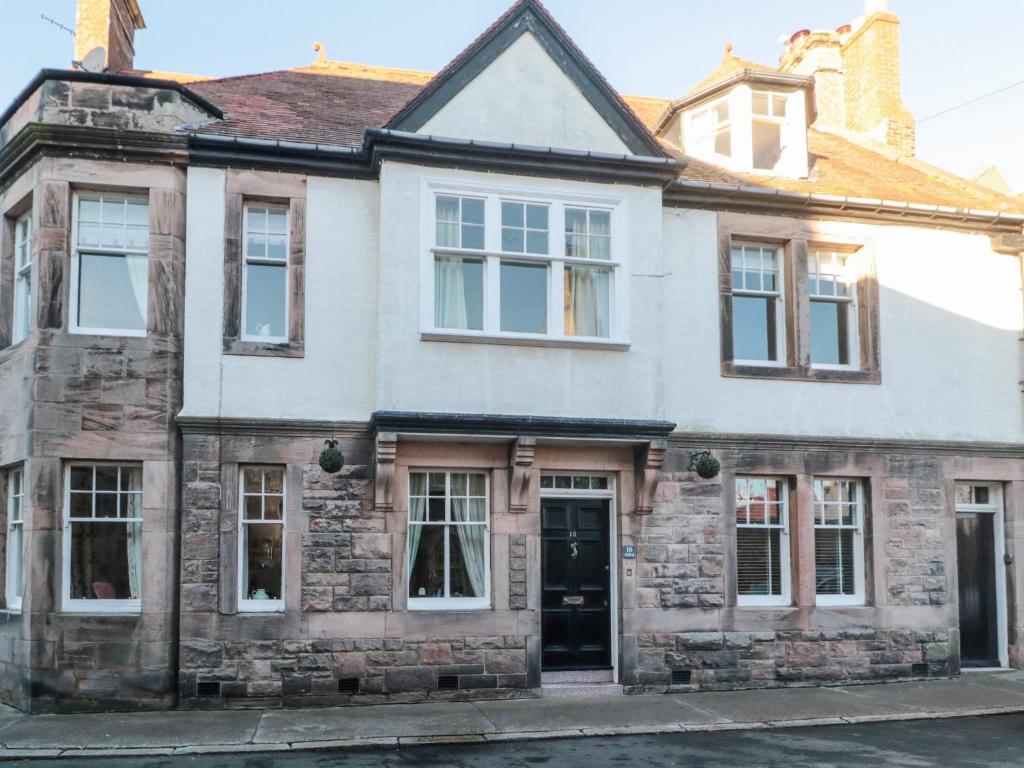 una antigua casa de piedra en la esquina de una calle en Iona 10 Palace Street East, en Berwick-Upon-Tweed