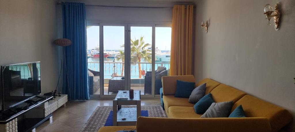 a living room with a couch and a television at New Marina Appartement Susi in Hurghada