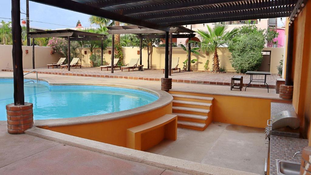 uma piscina no meio de um edifício em Hacienda Bella em Cabo San Lucas