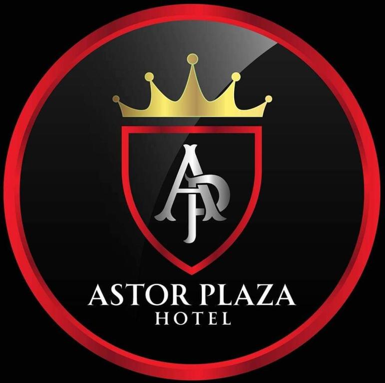 ein Schild mit einer Krone auf dem Agasota Plaza Hotel in der Unterkunft Hotel Astor Plaza in Florencia