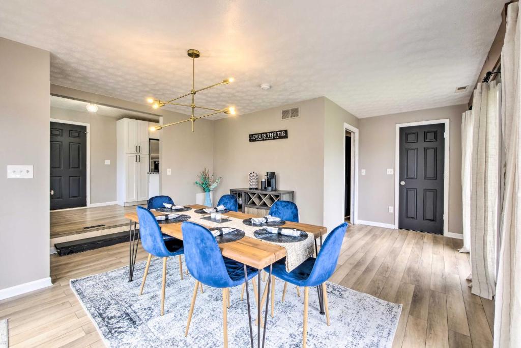 Posezení v ubytování Cozy Ohio Retreat with Deck, Hot Tub and Grill!