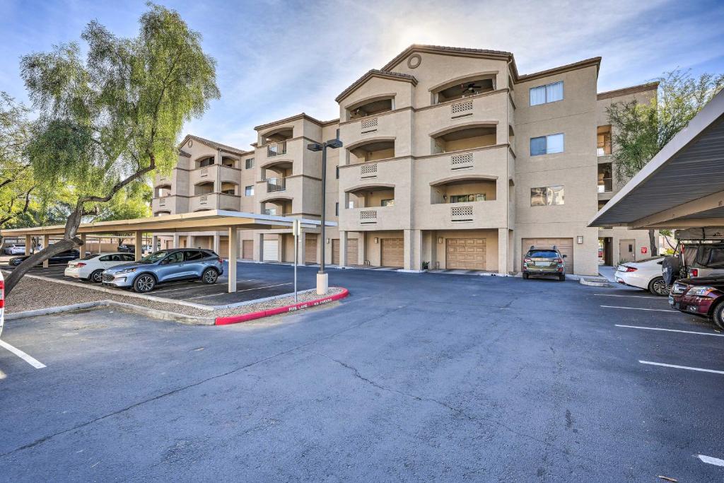 um parque de estacionamento em frente a um grande edifício em Midtown Phoenix Vacation Rental with Pool Access! em Phoenix