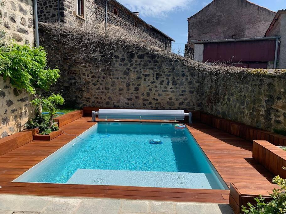 Zdjęcie z galerii obiektu Ferme rénovée avec Piscine w mieście Polignac