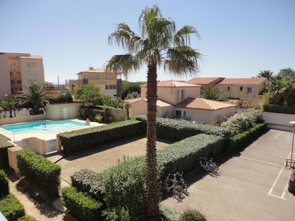 Bazén v ubytovaní TERRASSES DE ROCHELONGUE T2 piscine Cap d Agde alebo v jeho blízkosti