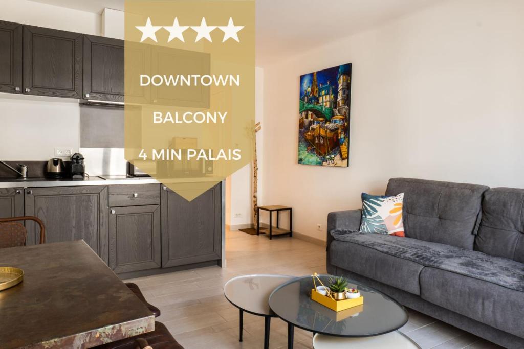 un salon avec un canapé et une table dans l'établissement 1-Br apartment in the heart of Cannes, à Cannes