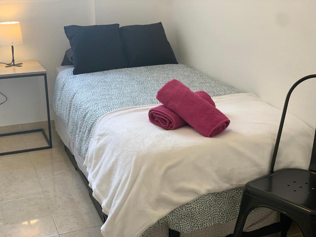 A bed or beds in a room at Centro Historico Malaga especial grupos parking gratis 5