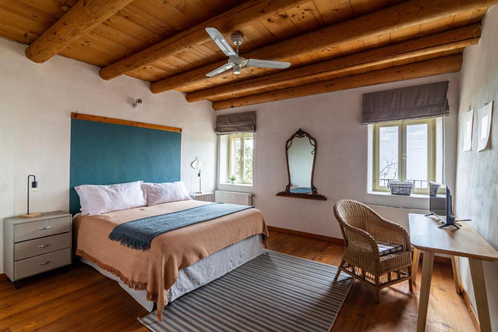 1 dormitorio con 1 cama y ventilador de techo en Dimora Valverde B&B, en Marano di Valpolicella