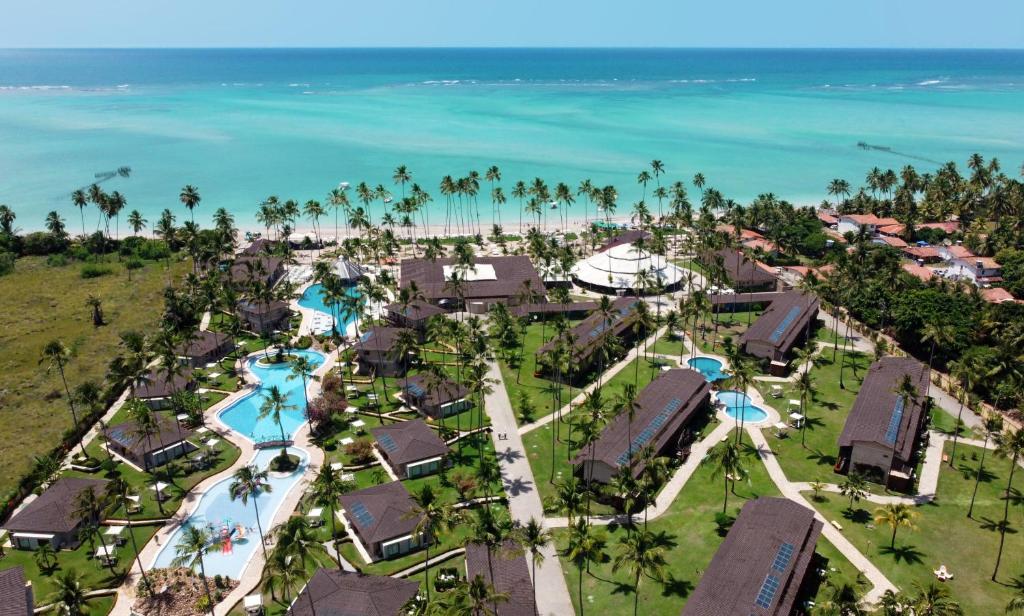 eine Luftansicht des Resorts mit Meerblick im Hintergrund in der Unterkunft Grand Oca Maragogi All Inclusive Resort in Maragogi