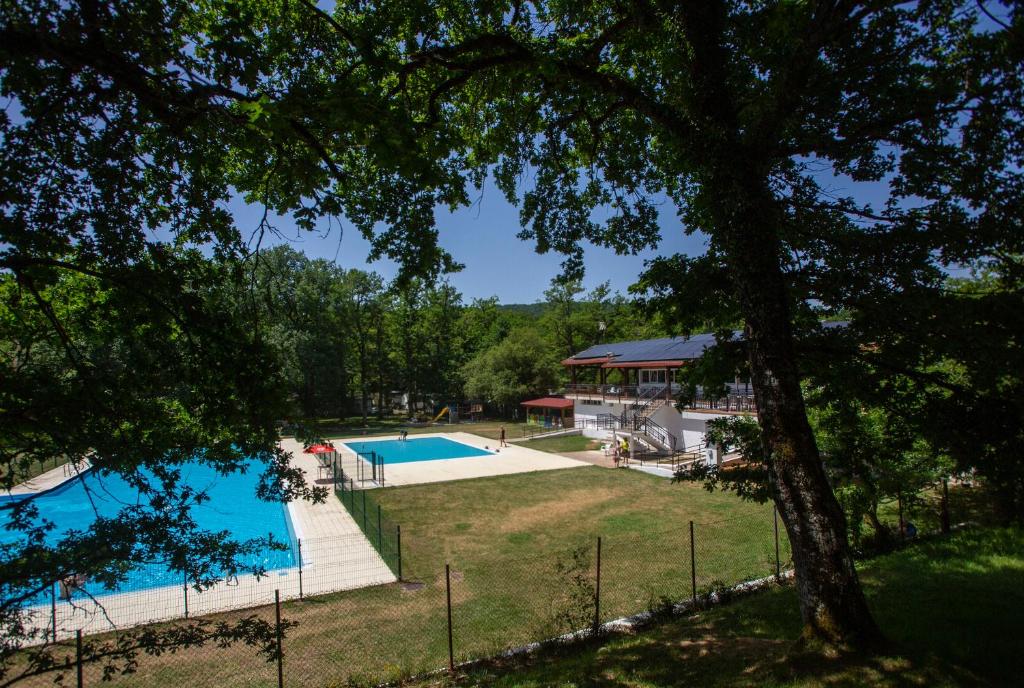 Bazén v ubytování CAMPING ETXARRI nebo v jeho okolí