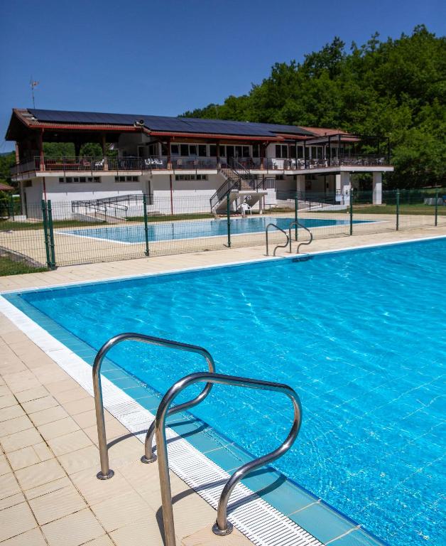 Bazén v ubytování CAMPING ETXARRI nebo v jeho okolí